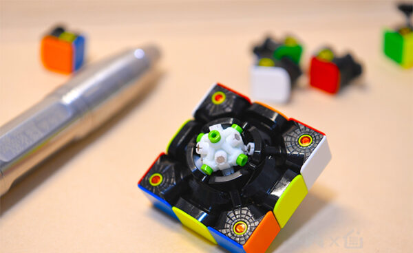 CH X-Man Tornado V2 M 3x3 Stickerless (Magnetic Core) Rubik Kocka